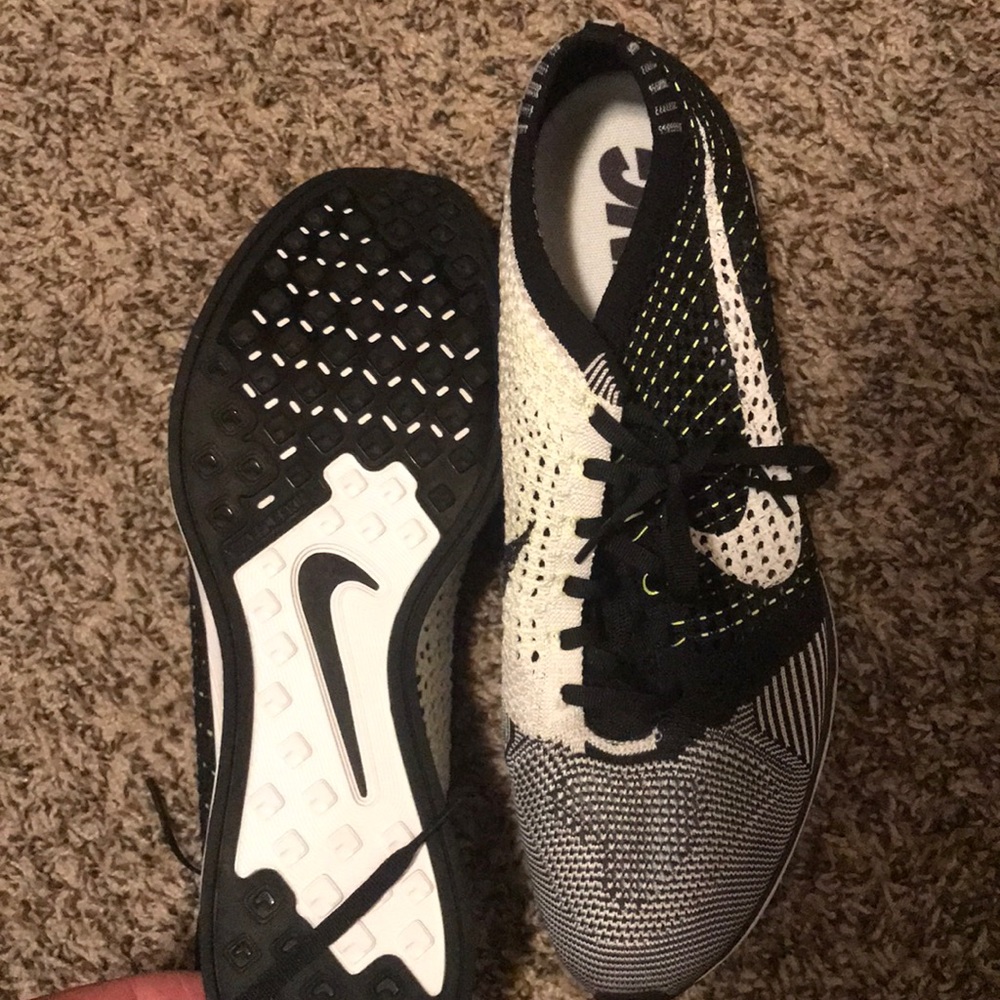 Nike Flyknit Racers - Picture 2 of 3
